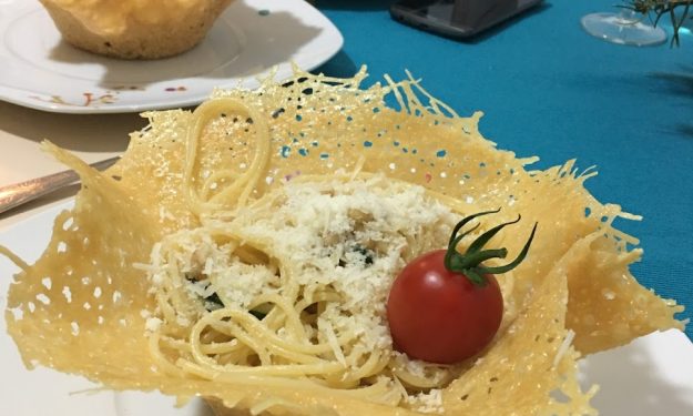 Paste cu mugur de pin si farfurie de parmezan