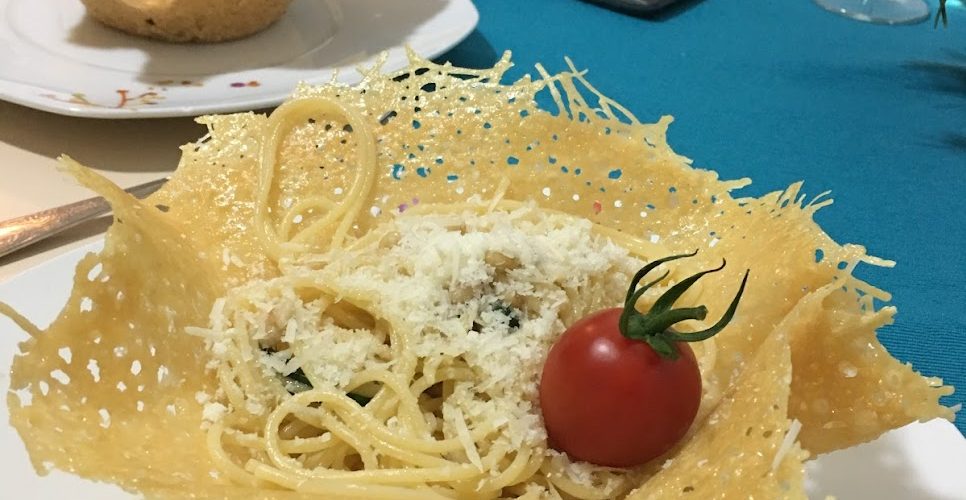 Paste cu mugur de pin si farfurie de parmezan