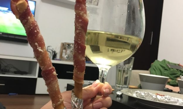 Sticks-uri de grisine cu bacon la cuptor