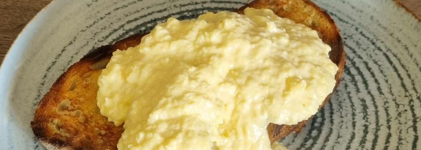 Deliciul rafinat al omletei preparate ca în restaurante: untul ca secret al succesului culinar