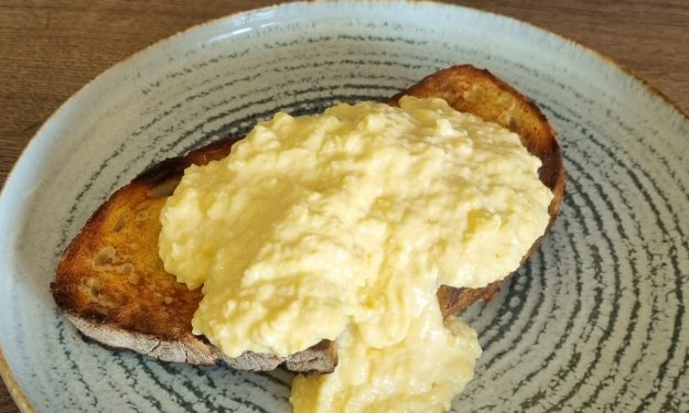 Deliciul rafinat al omletei preparate ca în restaurante: untul ca secret al succesului culinar